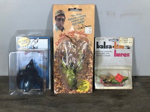 lot 389 image: 3 Fishing Lures in Original Packages - Bird Lure - Dances Craw - Crank Shad XDE 43