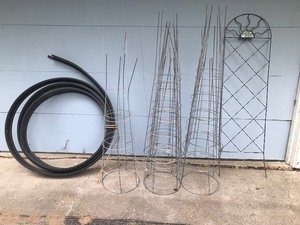lot 403 image: Garden Edging - Trestle  and Tomato Cages