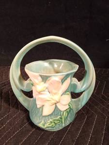 lot 230 image: 1944 Roseville pottery - Clematis blue art deco vase #387