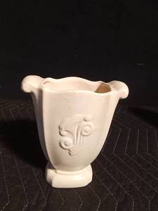 lot 221 image: Vintage Red Wing semi-matte ivory vase 951