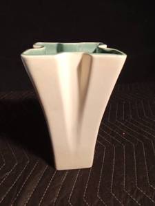 lot 222 image: Vintage Red Wing cream with inside teal vase #1259
