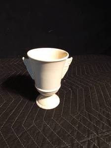 lot 225 image: Vintage Red Wing wings pattern vase #1090