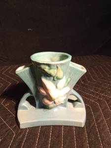 lot 226 image: 1994 Blue Roseville Clematis triple vase - 192-S