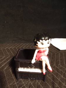 lot 219 image: 1981 Betty Boop figurine ceramic planter by Vandor