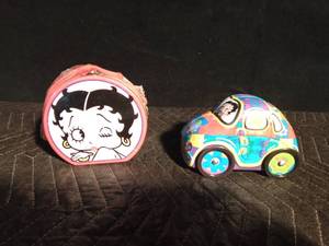 lot 210 image: Betty Boop car tin and tin purse