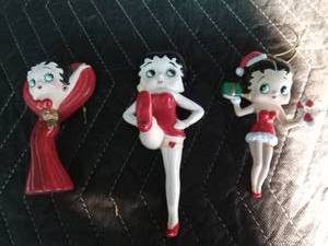 lot 202 image: 2 Vintage Betty Boop ceramic ornaments and Betty Boop wall hanging