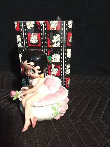 lot 200 image: 1991 betty Boop Box - Vandor