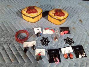 lot 189 image: 2 Trinket boxes with jewelry
