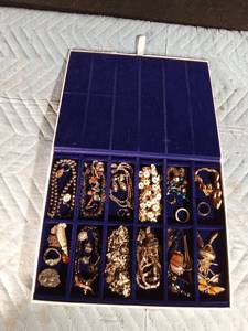 lot 190 image: Jewelry box full of jewelry - some vintage