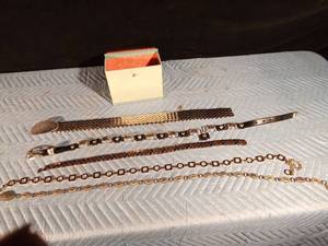 lot 187 image: 5 Fashion belts