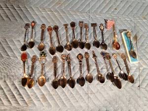 lot 184 image: 25 Collector spoons from other countries
