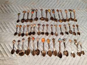 lot 186 image: 44 collector spoons of United States