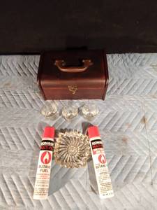 lot 182 image: Nice wood box, 3 Calvert shot glasses, 2 cans of butane and ashtray