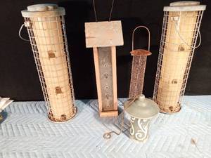 lot 172 image: 5 Bird feeders