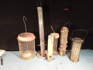 lot 169 image: 6 Bird feeders