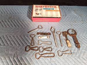lot 154 image: Box of vintage advertising bottle openers including Hamms
