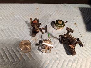 lot 129 image: 5 fishing reels - 2 with cork spool centers
