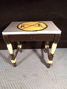 lot 118 image: Painted vintage table