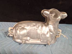lot 121 image: Vintage 2pc cast aluminum lamb cake mold