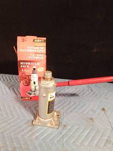 lot 122 image: 4 Ton hydraulic jack in original box
