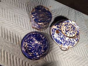 lot 116 image: Antique cobalt blue & white swirl enamelware bucket, strainer and plate