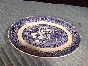 lot 115 image: Vintage Blue Willow serving platter