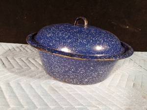 lot 117 image: Vintage blue enamelware speckled with lid