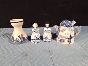 lot 106 image: Vintage Dutch blue and white tea pot, salt & pepper shakers