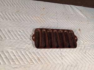lot 108 image: Vintage cast iron corn bread mold - makes 7 cobs