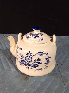 lot 104 image: Vintage Armbee blue and white tea pot