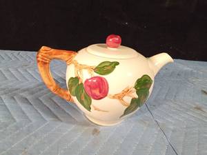 lot 105 image: Franciscan tea pot