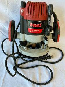 lot 40 image: Freud 3 14 HP Corded Plunge Router Model FT3000VCE