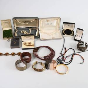 lot 16 image: Large Lot of Costume Jewelry