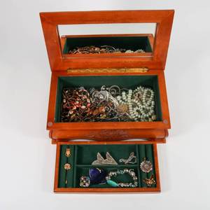 lot 38 image: Jewelry Box w Costume Jewelry