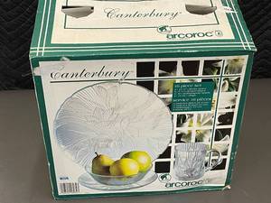 lot 40 image: Arcoroc Canterbury 16-Piece Glassware Dining Set