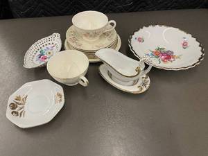 lot 66 image: Vintage Porcelain Tea Set with Floral Designs - 11 Pieces