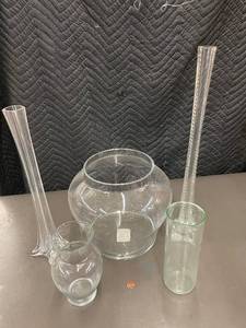 lot 72 image: Collection of 4 Clear Glass Vases and Bowls