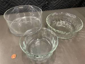 lot 75 image: Set of 3 Glass Mixing Bowls
