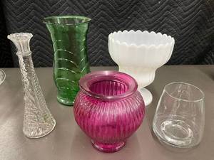 lot 82 image: Assorted Lot of 5 Colored Glass Vases and Decorative Bowl