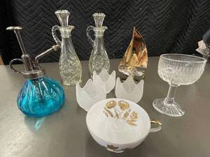 lot 90 image: Collection of Glass and Crystal Decorative Items