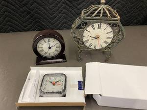 lot 91 image: Collection of 3  Clocks