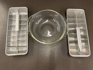 lot 94 image: Vintage Pyrex Glass Bowl and Hotpoint Ice Cube Trays Set