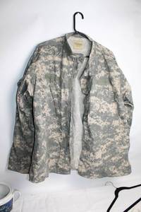 lot 39 image: Army Combat Uniform Coat X-Large Regular Digital Camo