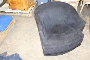 lot 95 image: Black Swivel Barrel Chair with Suede-Like Fabric