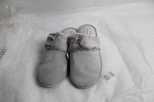lot 108 image: Pair of Gray Soma XLarge 9-10 Slippers with Faux Fur Trim