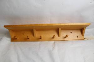 lot 117 image: Wooden Wall-Mounted Coat Rack with 5 Peg Hooks