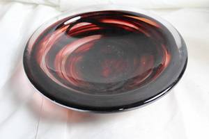 lot 121 image: Elegant Red Swirl Glass Plate