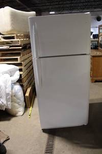 lot B-165 image: White Top-Freezer Refrigerator in Good Condition