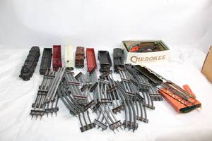 lot 177 image: Lionel Model Train Set with Engines, Cars, and Track