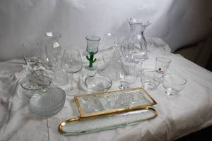 lot 180 image: Lot of Assorted Vintage Glassware and Crystal Pieces